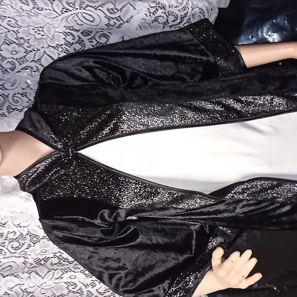 NWOT boys "Magicquest" black/silver velvet hooded cape - Picture 7 of 9